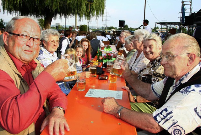 Diese  Gste lieen  es sich beim Pappelfest bei Bier und Blasmusik gutgehen.   | Foto: Sandra Decoux-Kone