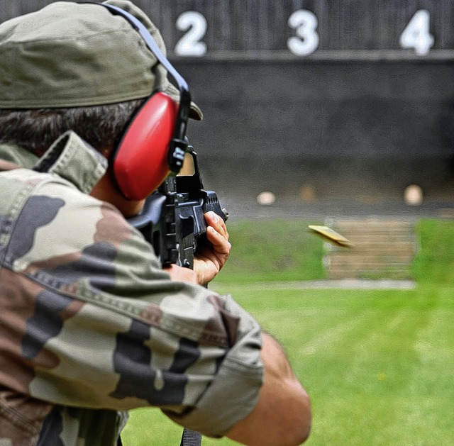 Ein franzsischer Soldat beim Schieen mit dem Gewehr G36.  | Foto: Privat