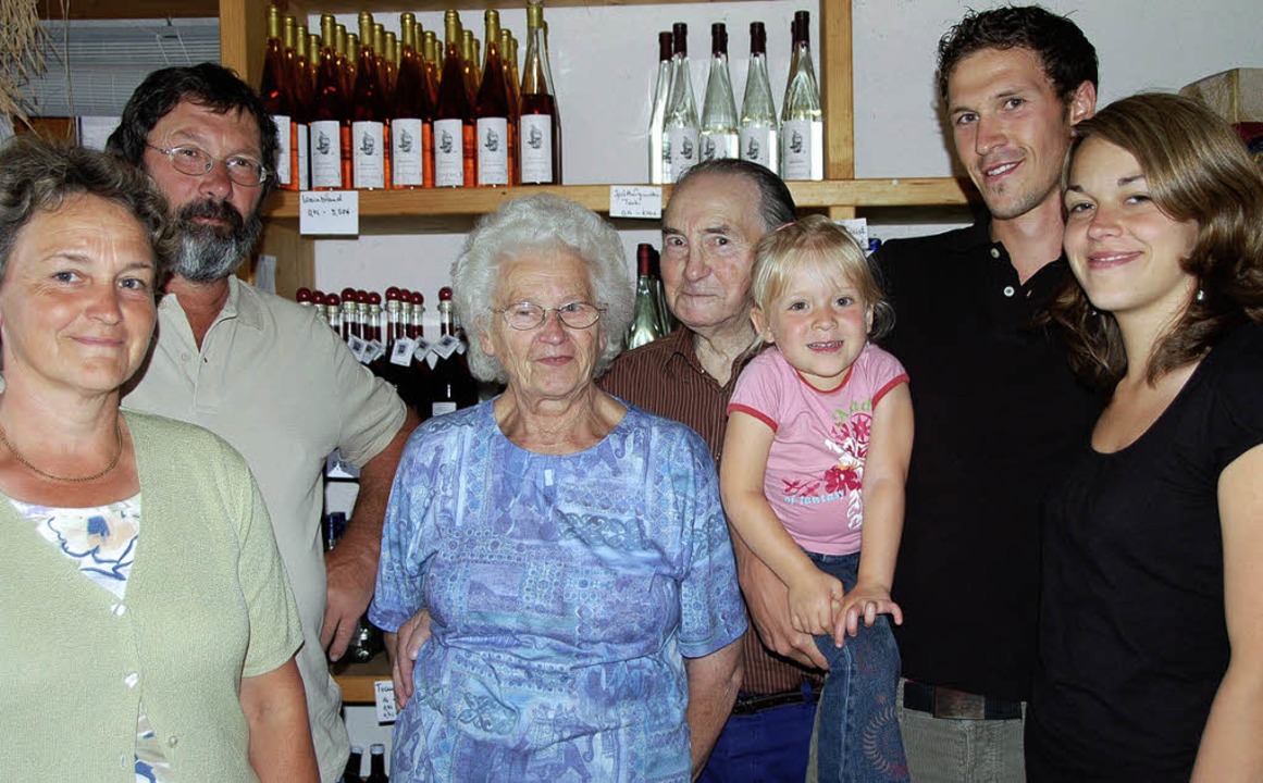 Vier Generationen, ein Weingut: Joseph...hilipp und Cornelia Rieger (von links)  | Foto: Sigrid Umiger