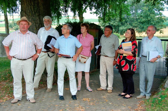 Zeigt der Jury den Friedhof: Tannenkir...ks) zusammen mit den Jury-Mitgliedern   | Foto: Markus Maier