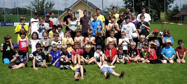 Jugendabschlussfest des FC Binzgen: Je...fleiigen jungen Kicker in der Sonne.   | Foto: Brigitte Chymo