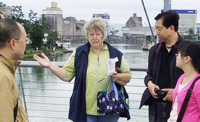 Sabine Musolt mit chinesischen Gsten auf der Dreilnderbrcke.  | Foto: Musolt