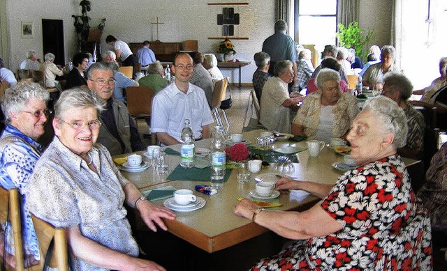 Ausgiebiger Kaffeeplausch: Gesunde und... auch Pfarrer Steffen Mahler (Mitte).   | Foto: Ines Bode