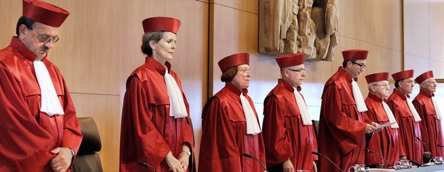 Die Mitglieder des Zweiten Senats des ...bei der Urteilsverkndung in Karlsruhe  | Foto: ddp