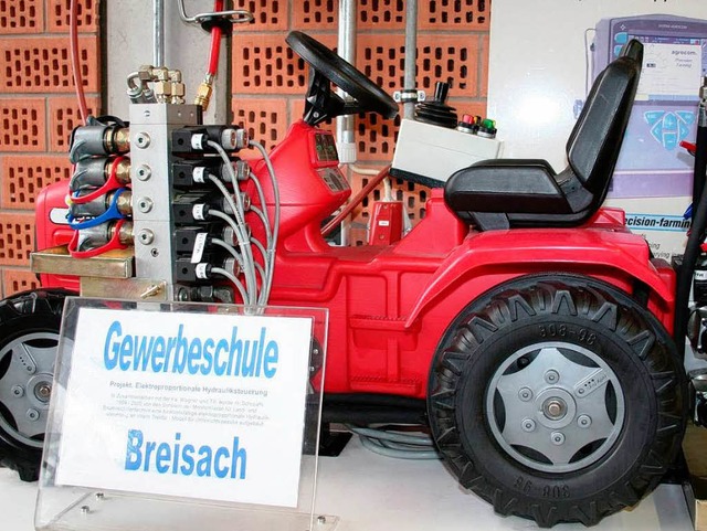 Die Hydrauliksteuerungstechnik ist ein Projekt der Gewerbeschule Breisach.  | Foto: Bianka Pscheidl