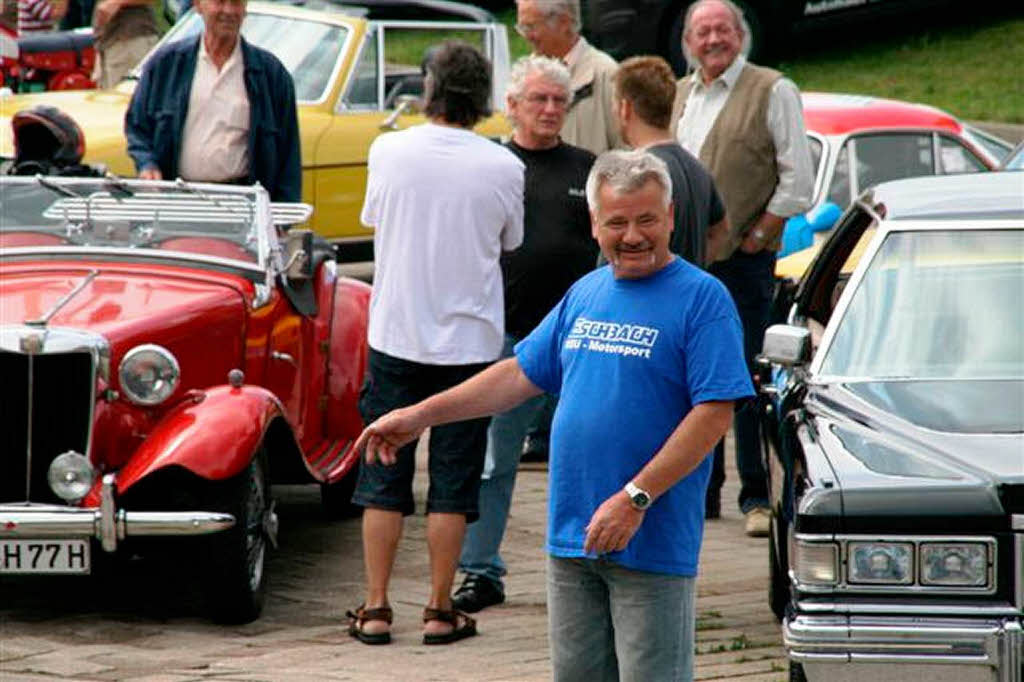 Die alten Fahrzeuge zogen viele Schaulustige an.