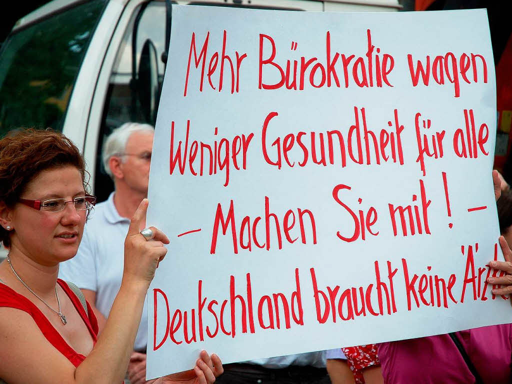 rzte-Demo in Freiburg – dem widrigen Wetter zum Trotz.