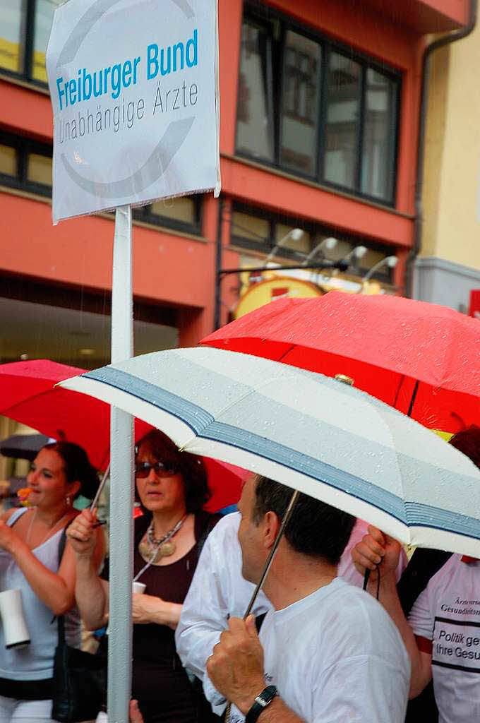 rzte-Demo in Freiburg – dem widrigen Wetter zum Trotz.