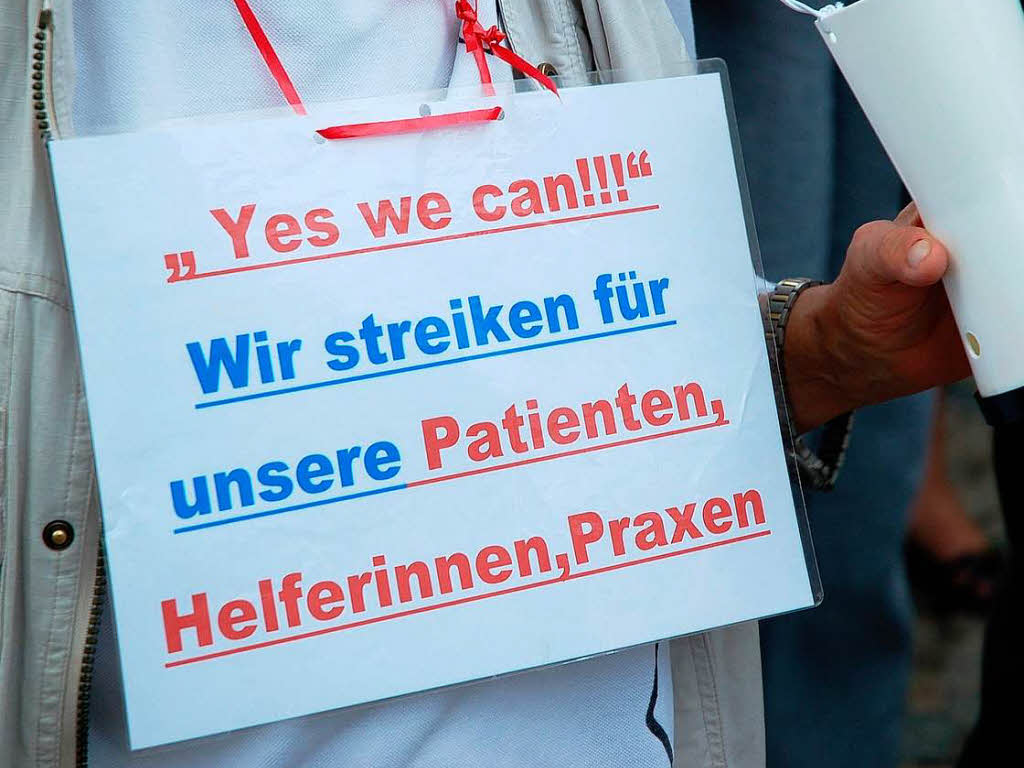 rzte-Demo in Freiburg – dem widrigen Wetter zum Trotz.