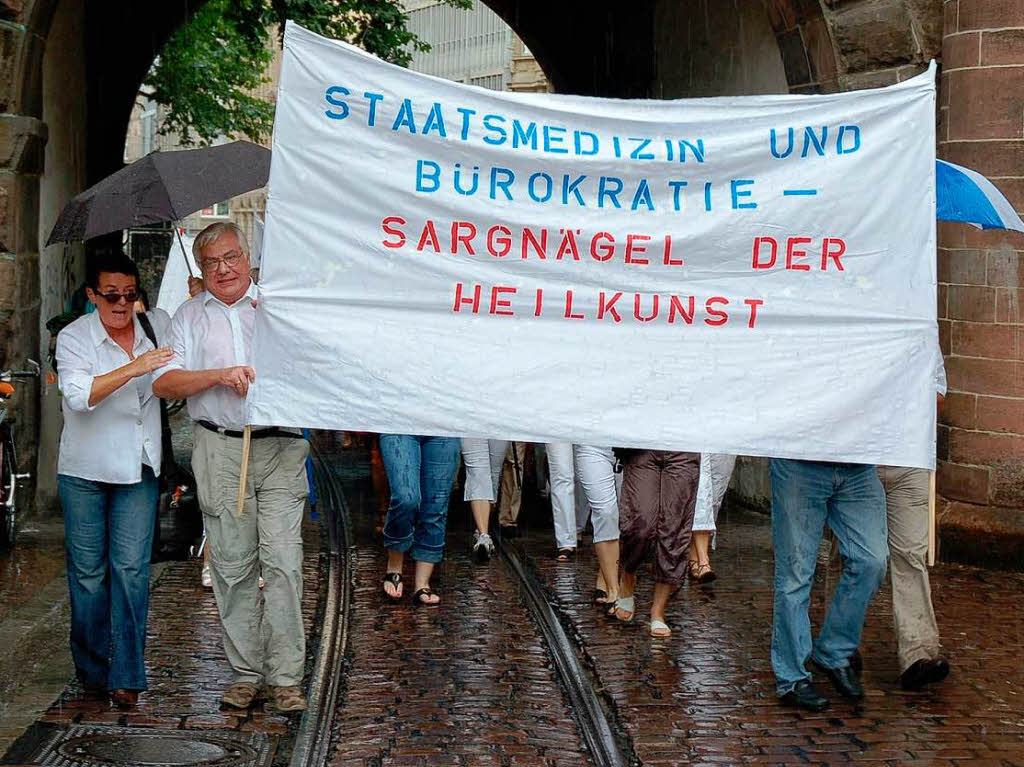 rzte-Demo in Freiburg – dem widrigen Wetter zum Trotz.