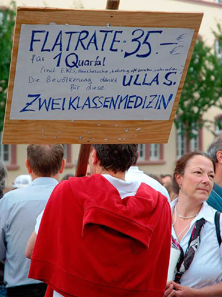 rzte-Demo in Freiburg – dem widrigen Wetter zum Trotz.