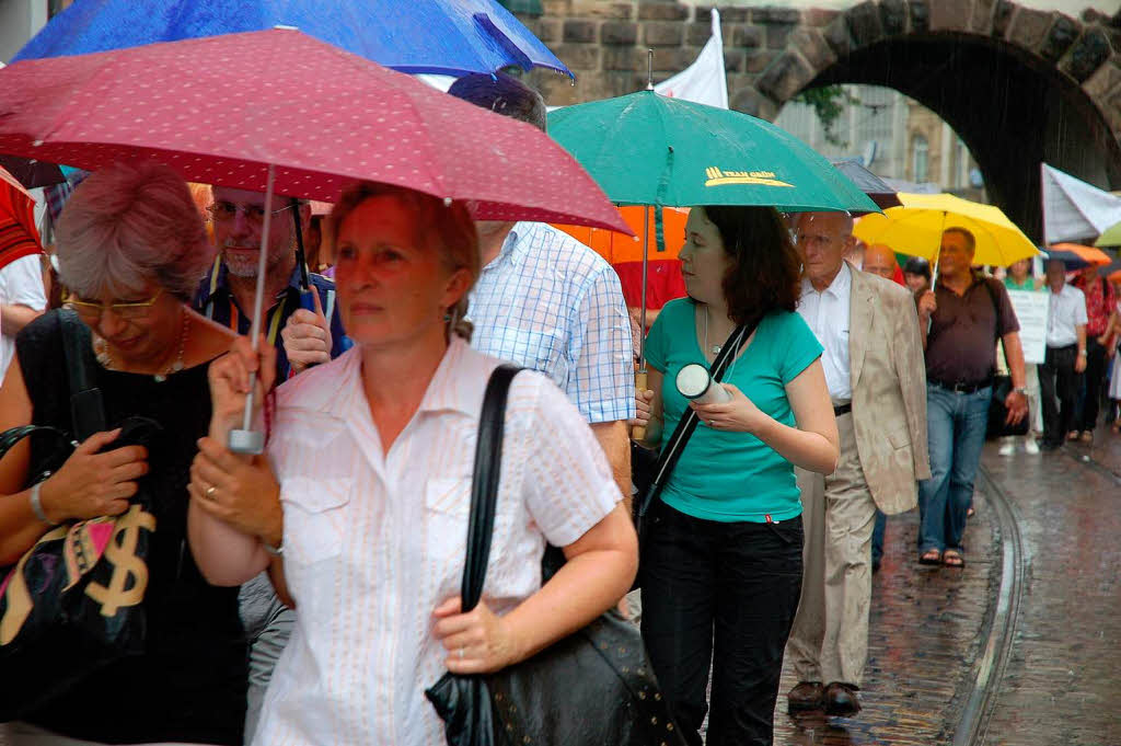 rzte-Demo in Freiburg – dem widrigen Wetter zum Trotz.