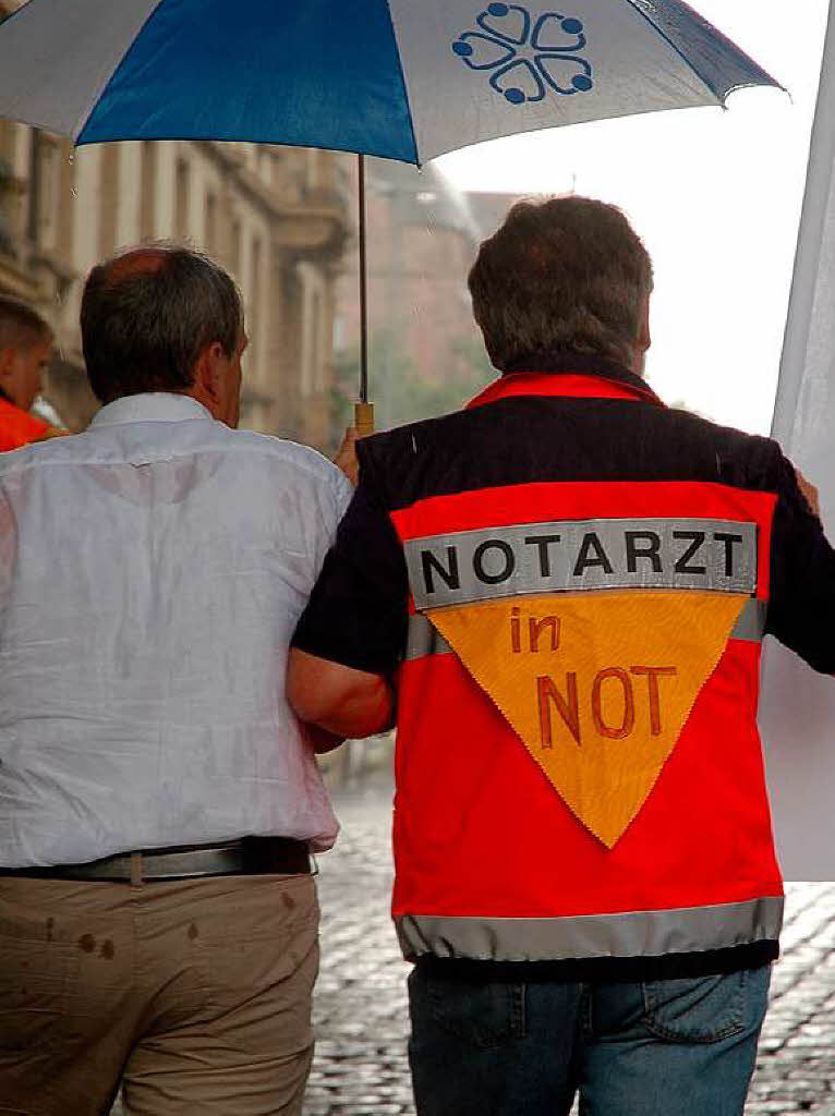 rzte-Demo in Freiburg – dem widrigen Wetter zum Trotz.