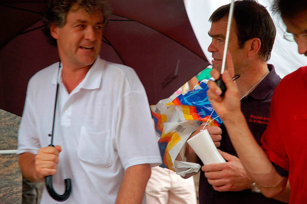 rzte-Demo in Freiburg – dem widrigen Wetter zum Trotz.