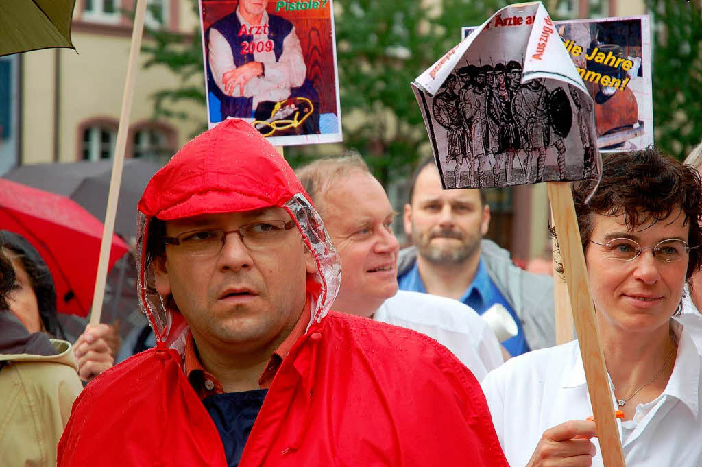 rzte-Demo in Freiburg – dem widrigen Wetter zum Trotz.