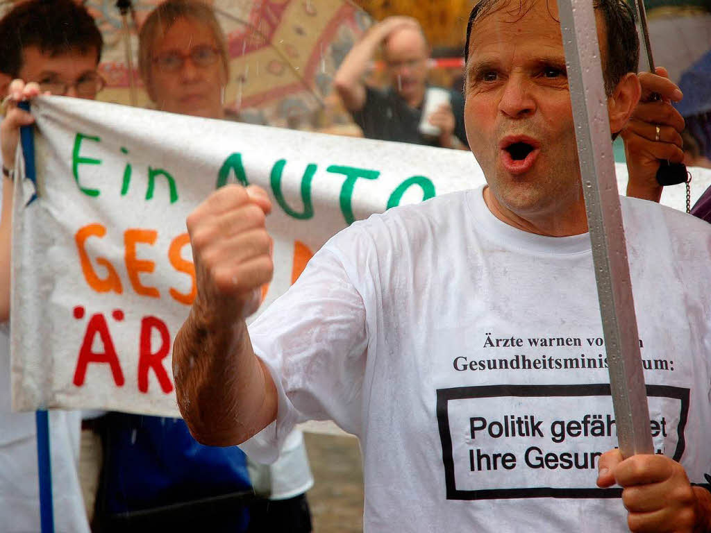 rzte-Demo in Freiburg – dem widrigen Wetter zum Trotz.