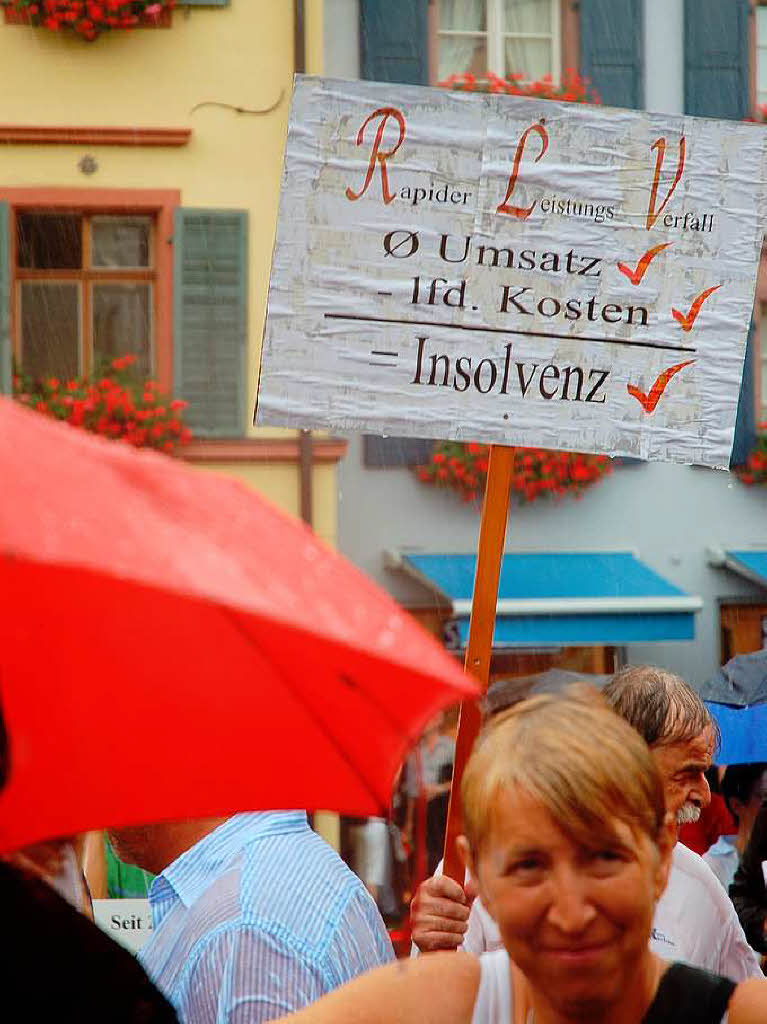 rzte-Demo in Freiburg – dem widrigen Wetter zum Trotz.