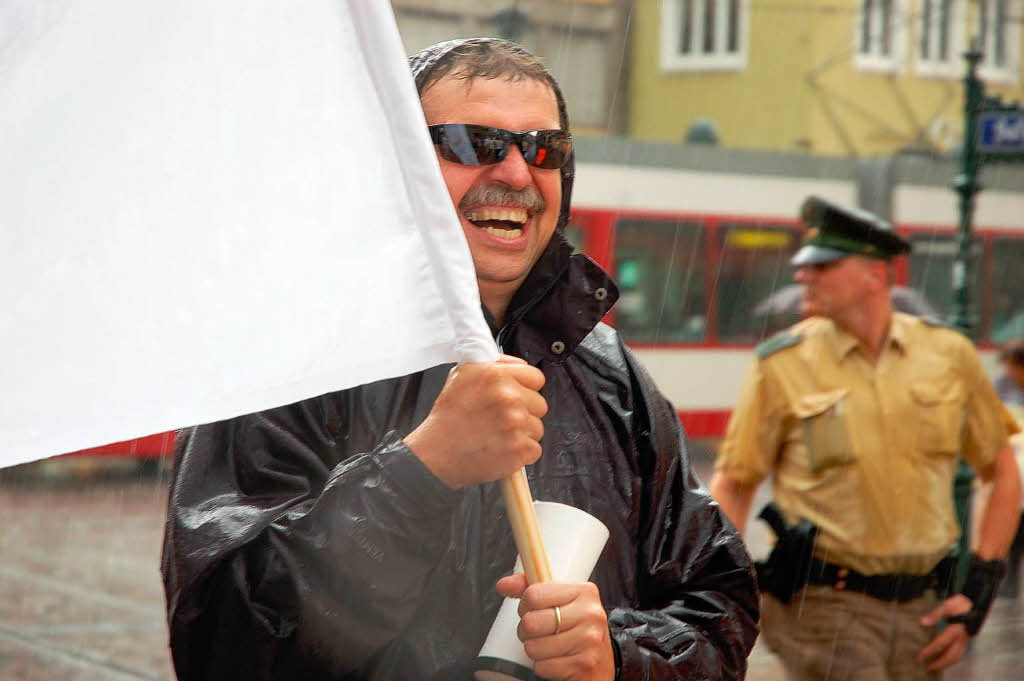 rzte-Demo in Freiburg – dem widrigen Wetter zum Trotz.