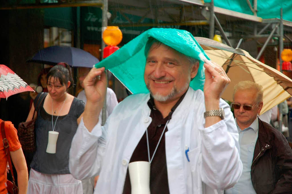 rzte-Demo in Freiburg – dem widrigen Wetter zum Trotz.