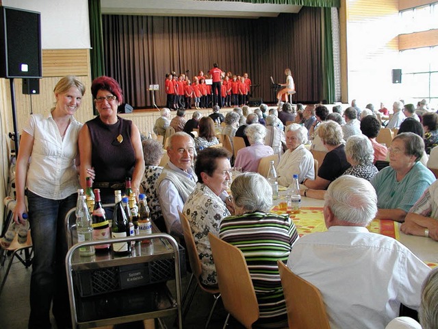 Frsorgliche Bewirtung und ein heitere...eim Altennachmittag  in Herrischried.   | Foto: WOLFGANG ADAM