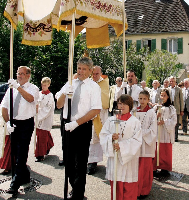 Zahlreiche Glubige nahmen an der Proz...n zu Ehren des Heiligen Johannes teil.  | Foto: Herbert Trogus