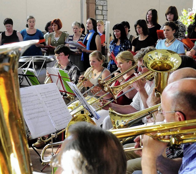 Snger und Musiker gestalteten die &#8...20; in der Meienheimer Barockkirche.   | Foto: Wolfgang Knstle