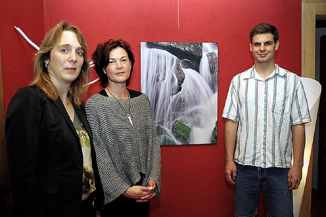 Der Naturfotograf David Hernandez (rec...wak (Mitte) aus, links Frauke Kaiser.   | Foto: Charlotte FGrse