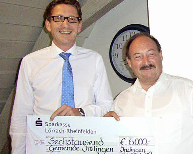 Rainer Liebenow  berreichte Erich Hildebrand eine Spende.   | Foto: Jo