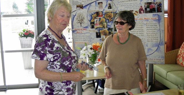 Margareta Schfle (rechts) informierte... der kirchlichen Nachbarschaftshilfe.   | Foto: mario schneberg