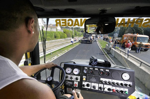 Steffen Pfefferle ist mit seiner Dampf...hinter dem Asphaltfertiger herrollen.   | Foto: Ingo Schneider