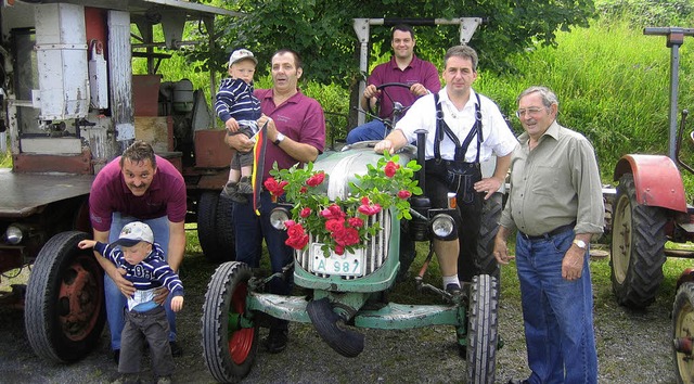 Bestaunt wurden die alten Fahrzeuge be...tuckerte sogar mit Blumenschmuck an.    | Foto: Gerhard Wiezel