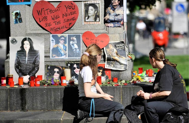 Trauer weltweit: Diese Fans sitzen in Mnchen vor einer geschmckten Sule.  | Foto: ddp