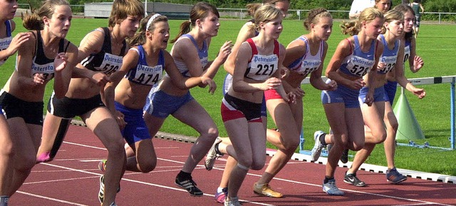 Gleich rennt sie ber die 800 Meter de...aas (Startnummer 227) vom TV Lenzkirch  | Foto: Ottmar Heiler