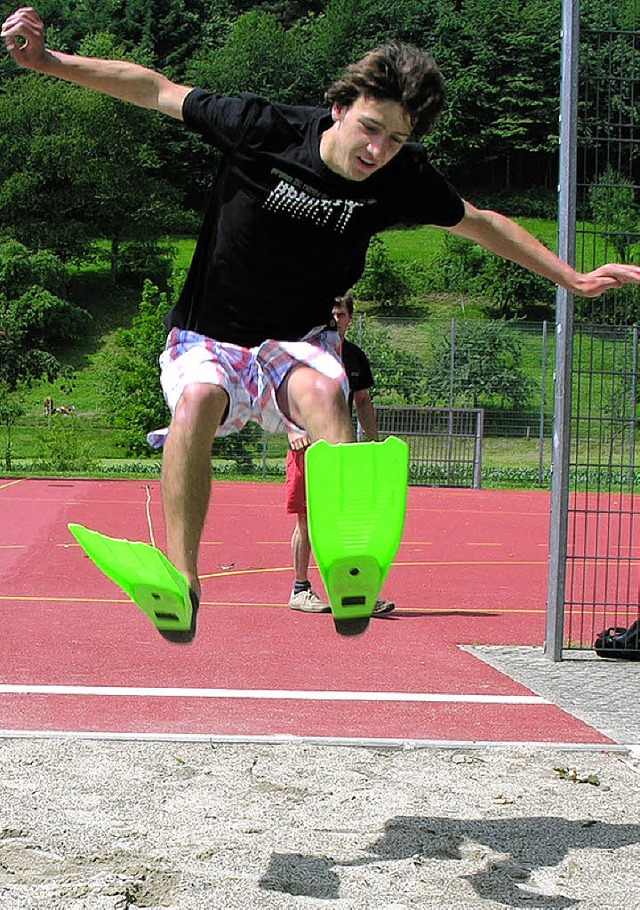 Will gekonnt sein: Weitsprung mit Wasserflossen.   | Foto: Dieter Fleig