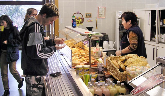 Schler verpflegen sich in der Mensa des Schulzentrums in Neustadt.  | Foto: Gert Brichta