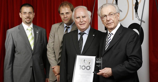 Herbert Httlin zwischen Christian Ott...  &#8222;Top 100&#8220;-Auszeichnung.   | Foto: Privat