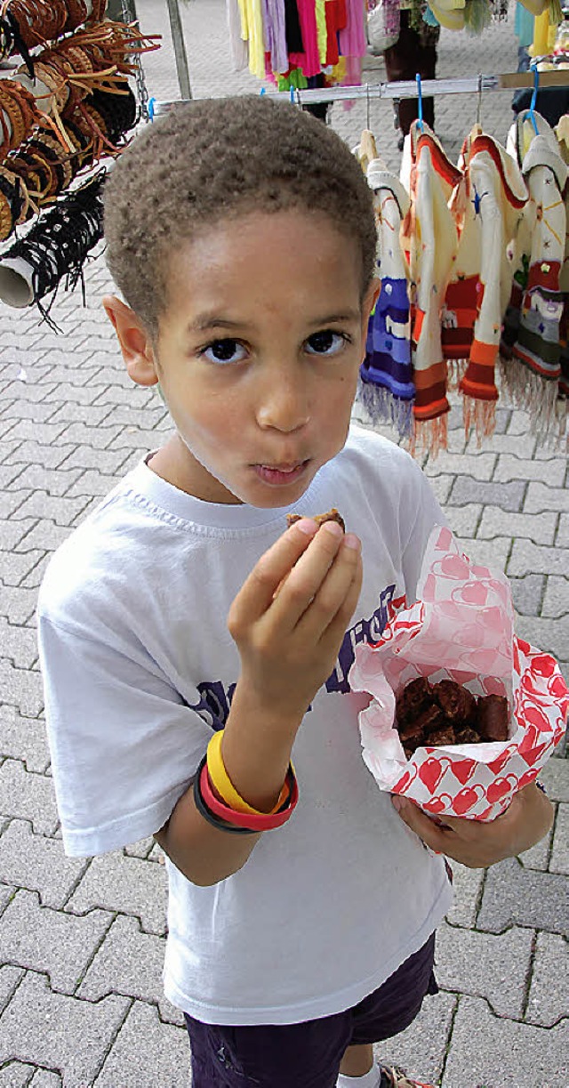 Oumarou (7) fand beim Peter- und Paul-Markt in Schnau das Magenbrot am besten.   | Foto: Karin Maier