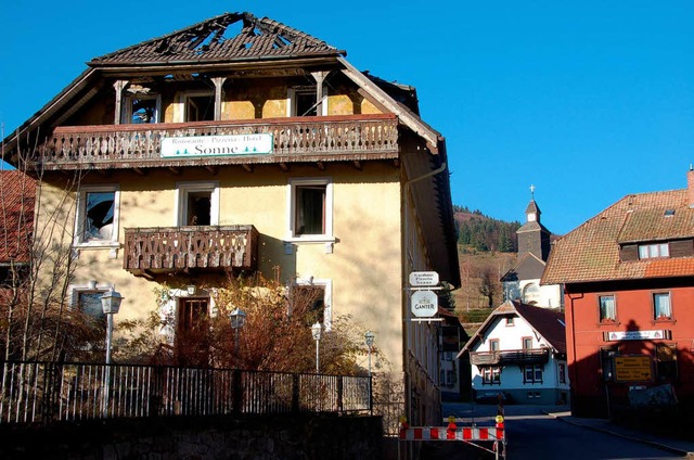 Die Ruine des abgebrannten Gatshauses ...ne&#8220; soll jetzt abgerissen werden  | Foto: Hermann Jacob