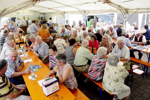 Seit an Seit sitzen die zahlreichen Gste auf den Bnken.   | Foto: W. Knstle