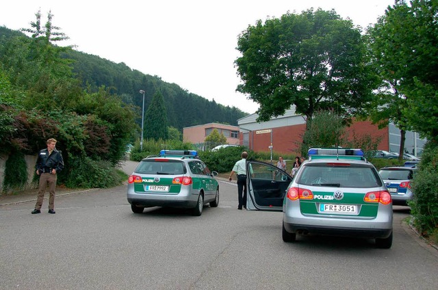 Umstellt und abgesperrt: Starke Polize...ohung an der August-Macke-Schule an.    | Foto: Markus Maier