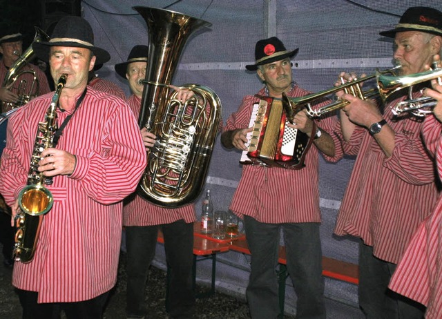 Die Gupfestecher unterhielten die Gst...uberfestes in Balzhausen musikalisch.  | Foto: rgut
