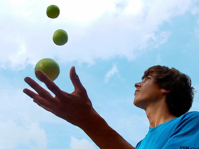 Volle Konzentration: Linus wirft die Blle (fast) in den Himmel.  | Foto: Yvonne Weik