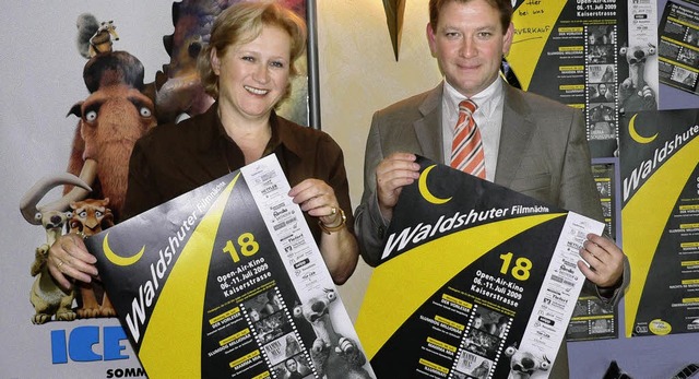 Ursula Albrecht und  Christian Straub mit Filmnachtplakaten   | Foto: Herbst
