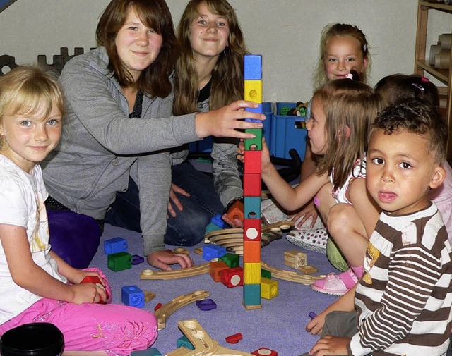 Am Tag fr Afrika halfen die Realschl...ria Schmidt im Kindergarten hlingen.   | Foto: Burger