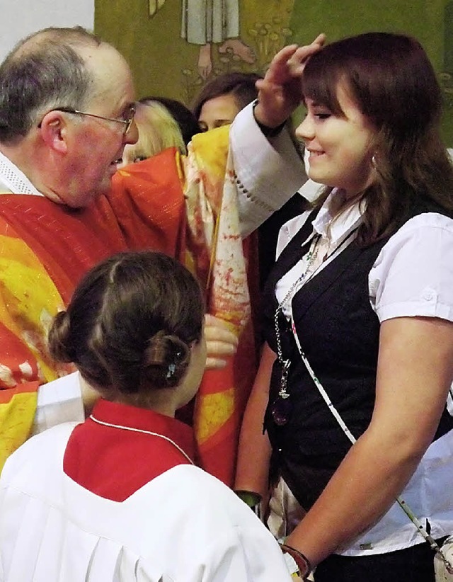 Weihbischof  Klug  spendet das Sakrament der Firmung   | Foto: Privat