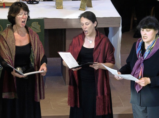 Ursula Traub, Ina Schabbon und Eunike ...chenraum mit ihren klangvollen Stimmen  | Foto: Karin Stckl-Steinebrunner