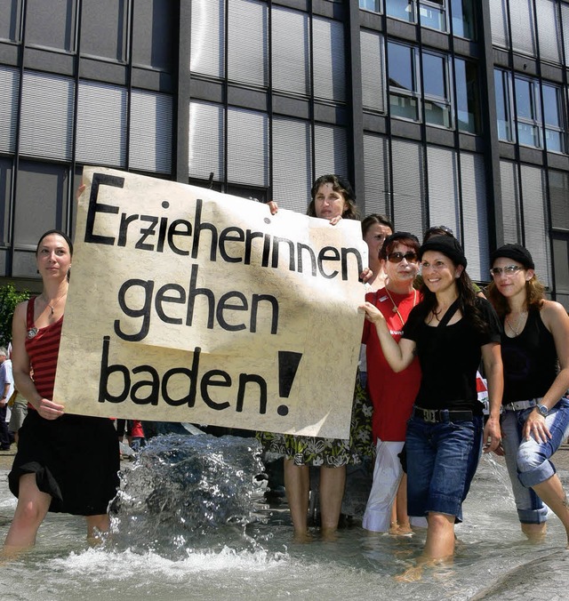 Rund 250 Erzieher und Sozialarbeiter &...11; demonstrierten gestern in Achern.   | Foto: michaela Gabriel