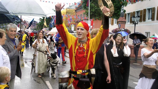 Regen? Pah! Zum Auftakt des Kenzinger Altstadtfestes war gute Laune  angesagt.   | Foto: ilona Hge