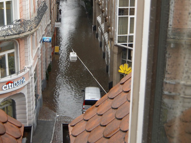 Die Adelhauserstrae in Freiburg steht unter Wasser  | Foto: J. Stacha