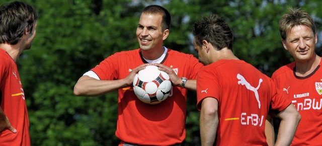 VfB-Konditionstrainer Christian Kolodz...rend des Trainings in Donaueschingen.   | Foto: dpa